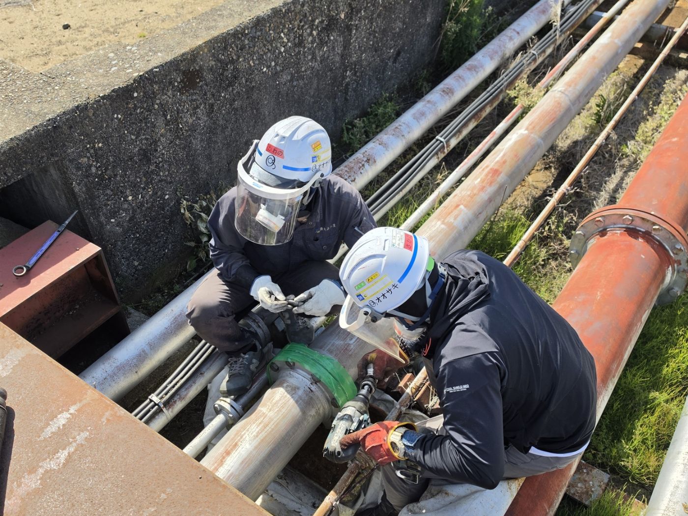 工場で大口径の配管スプールを溶接して製作している様子